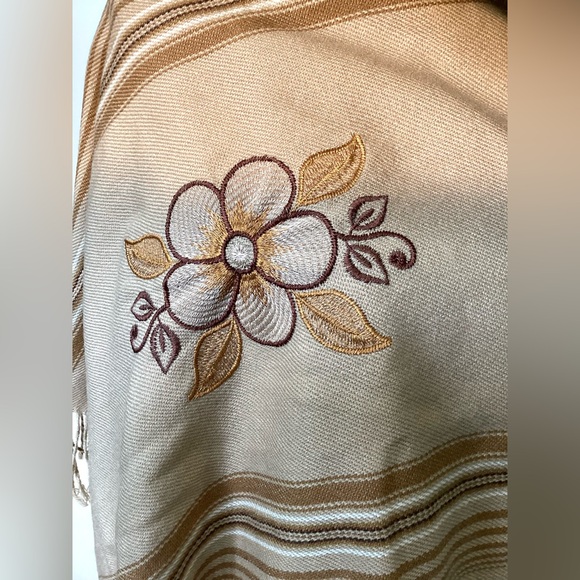 Embroidered scarf with fringes. - Picture 5 of 6